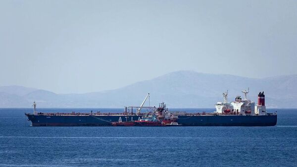 伊朗海軍在阿曼灣扣留一艘違法船舶，這是一艘油輪，好像是美國的 - 俄羅斯衛星通訊社