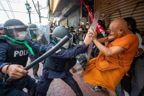 2022年11月18日，亚太经合组织（APEC）会议在泰国首都曼谷举行。在民主纪念碑旁的示威活动中，防暴警察在阻止包括一名佛教僧侣在内的民主抗议者。 - 俄罗斯卫星通讯社