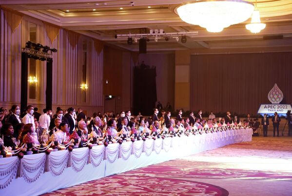 率领俄罗斯代表团参加亚太经合组织会议的俄罗斯第一副总理安德烈·别洛乌索夫在泰国总理为亚太经合组织与会者举行的招待会上。 - 俄罗斯卫星通讯社