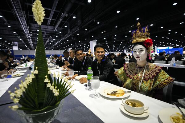 2022年11月17日，泰国曼谷，一位盛装的泰国传统舞者在亚太经济合作组织（APEC）会议期间用午餐。 - 俄罗斯卫星通讯社