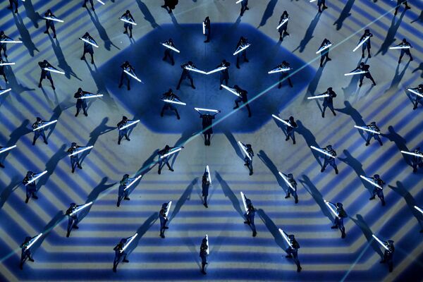 舞蹈演员在卡塔尔海湾体育场参加2022年世界杯开幕式表演。 - 俄罗斯卫星通讯社
