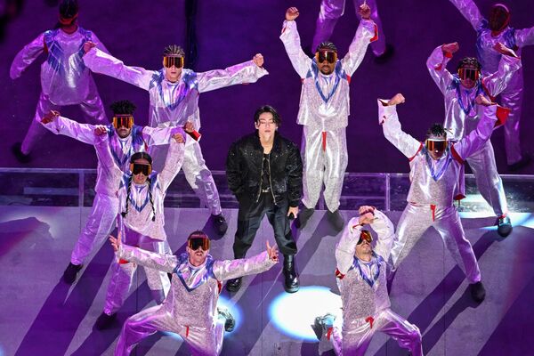 韩国BTS流行乐团主唱田柾国为2022年卡塔尔世界杯开幕式上演唱主题曲。 - 俄罗斯卫星通讯社