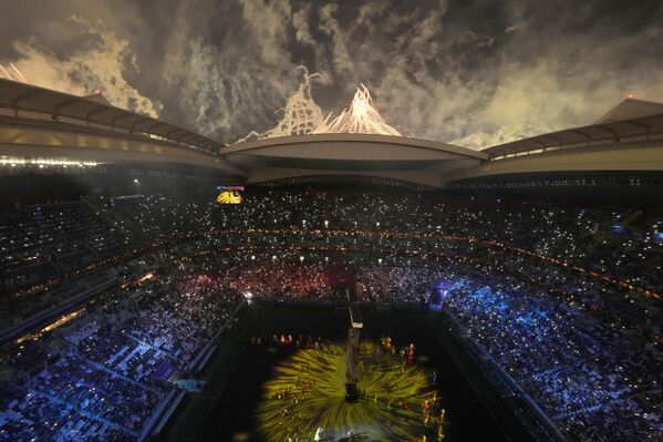 现场观众在卡塔尔海湾体育场的2022年世界杯开幕式上观看礼花表演。 - 俄罗斯卫星通讯社