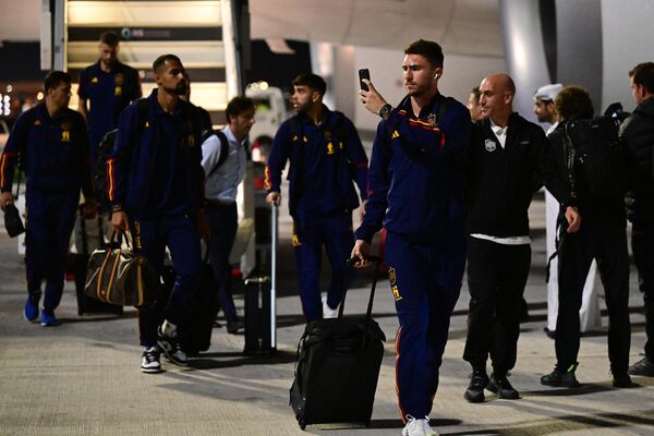 西班牙国家足球队抵达卡塔尔。 - 俄罗斯卫星通讯社