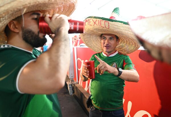 墨西哥球迷在卡塔尔世界杯球迷区观看美国与威尔士小组赛转播。 - 俄罗斯卫星通讯社