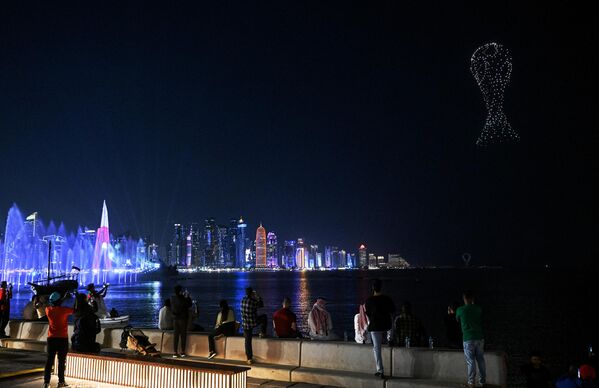 卡塔爾世界杯球迷在多哈球迷區觀看焰火表演。 - 俄羅斯衛星通訊社