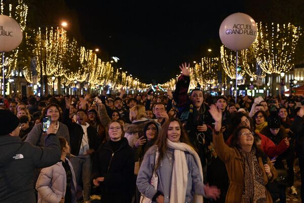 11月20日，人们在巴黎香榭丽舍大街上参加圣诞装饰仪式。 - 俄罗斯卫星通讯社