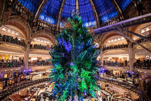 11月16日，巴黎老佛爺百貨商店的聖誕櫥窗開幕之夜，一棵聖誕樹布設完成。 - 俄羅斯衛星通訊社