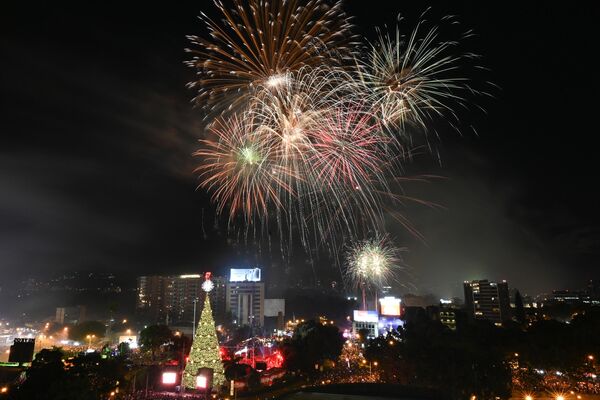 11月19日，危地馬拉市El Obelisco廣場舉行聖誕樹揭幕儀式，煙花照亮了天空。這棵聖誕樹高達35米。 - 俄羅斯衛星通訊社
