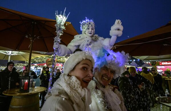 11月21日，在德國柏林國家歌劇院的聖誕集市上，表演者身著盛裝招待遊客。 - 俄羅斯衛星通訊社