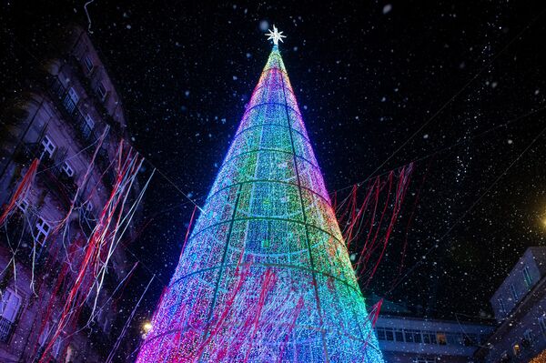 西班牙城市中布設的聖誕節彩燈設施。 - 俄羅斯衛星通訊社