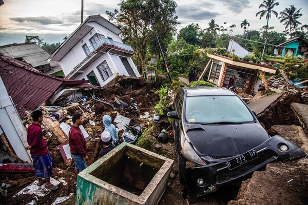印度尼西亚西爪哇省展玉地区居民正在抢救家中物品。 - 俄罗斯卫星通讯社