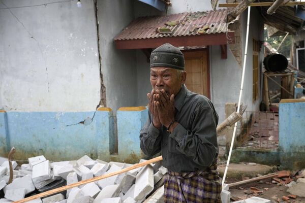 印度尼西亞西爪哇省展玉地區居民查看家中損失。 - 俄羅斯衛星通訊社