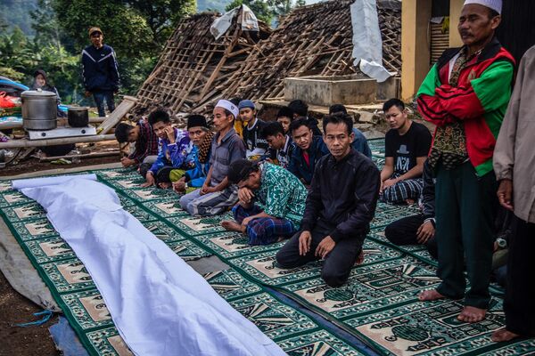 印度尼西亞西爪哇省展玉地區居民埋葬在地震中遇難的親友。 - 俄羅斯衛星通訊社