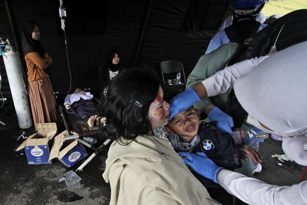 印度尼西亚西爪哇省展玉地区居民在临时医院领取救援物资。 - 俄罗斯卫星通讯社