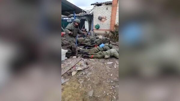 网络上出现一段令人震惊的视频，乌克兰军人在马克耶夫卡镇虐杀俄军战俘 - 俄罗斯卫星通讯社