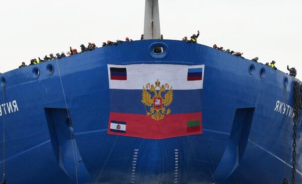 22220型&quot;雅库特&quot;号核动力破冰船在圣彼得堡的波罗的海造船厂下水时的船体。“雅库特”号在下水前安装了两个核反应堆、主电机和一个前部总配电盘。在水中展现的将是已经建好的核动力船。核动力破冰船将在水中继续建造完工。 - 俄罗斯卫星通讯社