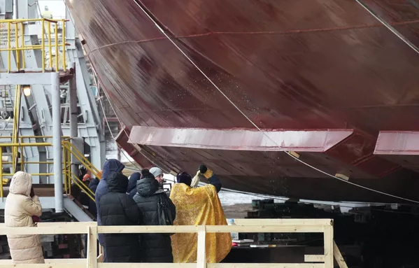 工人們在聖彼得堡的波羅的海造船廠準備推出22220型"雅庫特"號核動力破冰船的船體。“雅庫特”號在下水前安裝了兩個核反應堆、主電機和一個前部總配電盤。 工人們在聖彼得堡的波羅的海造船廠準備推出22220型"雅庫特"號核動力破冰船的船體。“雅庫特”號在下水前安裝了兩個核反應堆、主電機和一個前部總配電盤。 - 俄羅斯衛星通訊社