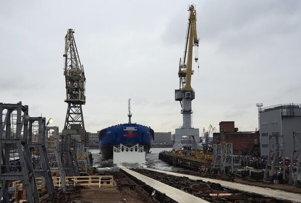 22220型&quot;雅库特&quot;号核动力破冰船在圣彼得堡的波罗的海造船厂下水时的船体。“雅库特”号在下水前安装了两个核反应堆、主电机和一个前部总配电盘。 - 俄罗斯卫星通讯社