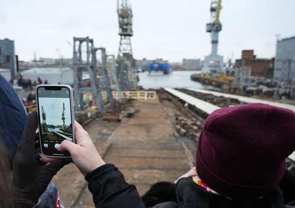 人們在聖彼得堡的波羅的海造船廠拍攝&quot;雅庫特&quot;號核動力破冰船船體下水時的畫面。“雅庫特”號在下水前安裝了兩個核反應堆、主電機和一個前部總配電盤。核動力破冰船將在水中繼續建造完工。 - 俄羅斯衛星通訊社