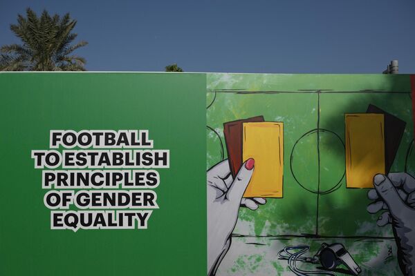 11月15日，在多哈，一幅寫著“足球確立性別平等原則”的壁畫。 - 俄羅斯衛星通訊社