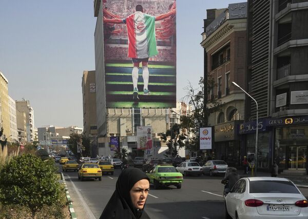 11月22日，伊朗德黑蘭市中心的一座建築上懸掛著一幅國家贊助的壁畫，畫的是一名球員披著伊朗國旗進入體育場。 - 俄羅斯衛星通訊社
