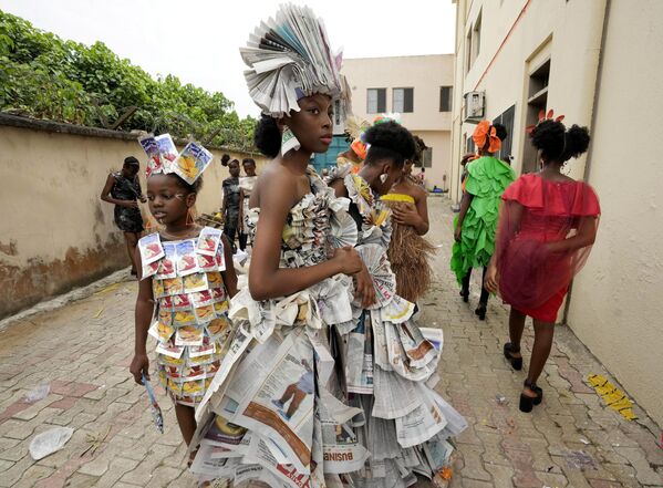 2022年11月19日，尼日利亞桑格特多拉各斯，身著由各種回收材料製成服裝的模特在 “垃圾展”時裝秀前的後台等待。 - 俄羅斯衛星通訊社
