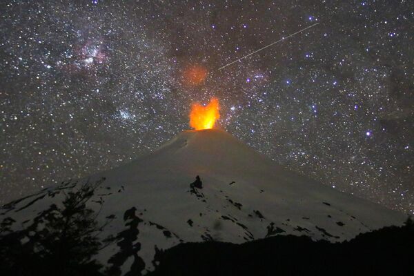2022年11月21日，从圣地亚哥以南约800公里处的普孔可见维利亚里卡火山(Villarrica)显示出活动迹象。该火山是南美洲最活跃的火山之一。 - 俄罗斯卫星通讯社