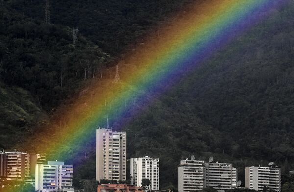 2022年11月22日，加拉加斯的暴风雨中，查考区（Chacao）和埃尔阿维拉（El Avila）国家公园的部分地区出现了彩虹。 - 俄罗斯卫星通讯社