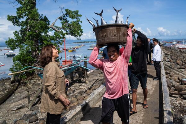 2022年11月22日，美国副总统卡玛拉·哈里斯在菲律宾巴拉望岛参观当地村庄Tagburos，那里的渔业无法持续发展。 - 俄罗斯卫星通讯社