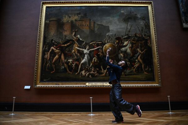 2022年11月22日，盧浮宮博物館，一名舞者在法國18/19世紀畫家雅克-路易·大衛（Jacques-Louis David）的畫作《薩賓婦女》（Les Sabines）前表演，這次預演是巴黎“秋季藝術節”的一部分。 - 俄羅斯衛星通訊社