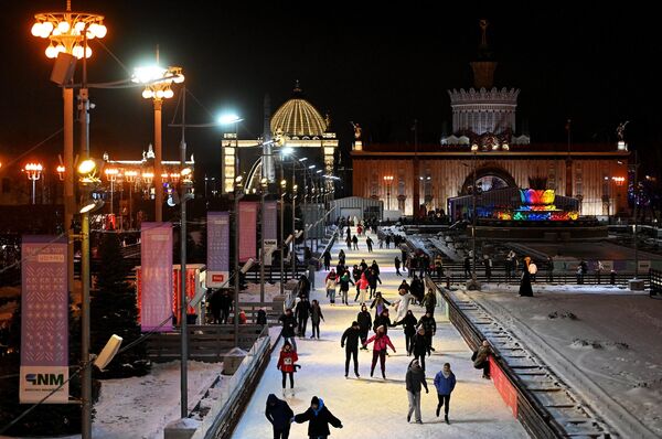 莫斯科市民在全俄展览中心冰场滑冰。 - 俄罗斯卫星通讯社