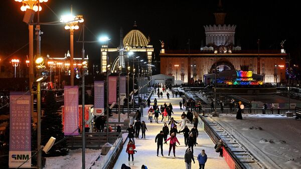 莫斯科市民在全俄展览中心冰场滑冰 - 俄罗斯卫星通讯社