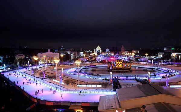 11月25日，全俄展览中心迎来冰雪季，冰场盛大开幕，莫斯科民众前往冰场滑冰。 - 俄罗斯卫星通讯社