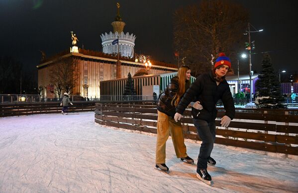 全俄展览中心冰场的游客正在滑冰。 - 俄罗斯卫星通讯社