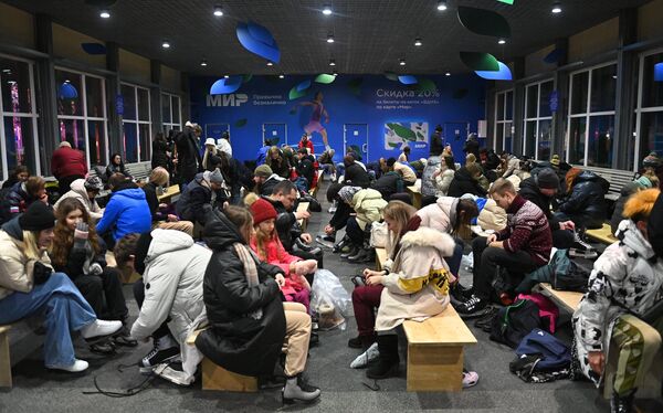 游客在全俄展览中心冰场穿冰鞋。 - 俄罗斯卫星通讯社