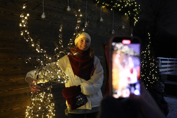 一名女孩在高尔基文化公园冰场开幕当天拍照。 - 俄罗斯卫星通讯社