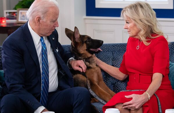 2021年，美國總統拜登和第一夫人吉爾在白宮看著他們的新寵物犬。 - 俄羅斯衛星通訊社