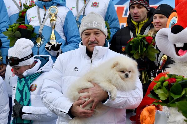 白俄罗斯总统卢卡申科怀抱宠物犬乌姆卡在明斯克附近的劳比奇体育中心举行的“2022明斯克滑雪”传统体育节上合影。 - 俄罗斯卫星通讯社