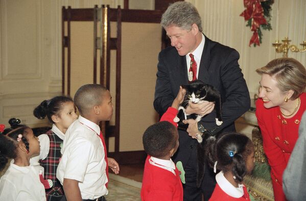 1993年，时任美国总统克林顿在白宫怀抱一只猫和孩子们交流。 - 俄罗斯卫星通讯社