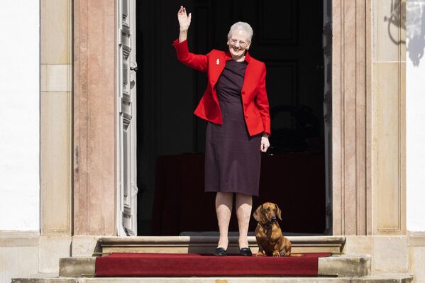 丹麦女王玛格丽特二世在弗雷登堡庆祝其81岁生日当天，牵着腊肠犬向民众挥手致意。 - 俄罗斯卫星通讯社