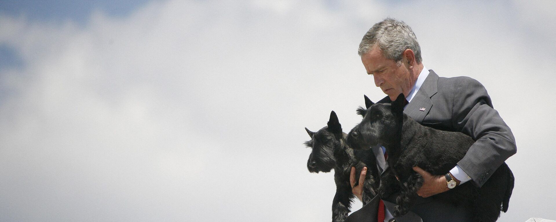 2006年，美國，時任美國總統小布什帶著寵物犬比茲利小姐和巴尼走下空軍一號飛機。 - 俄羅斯衛星通訊社, 1920, 30.11.2022