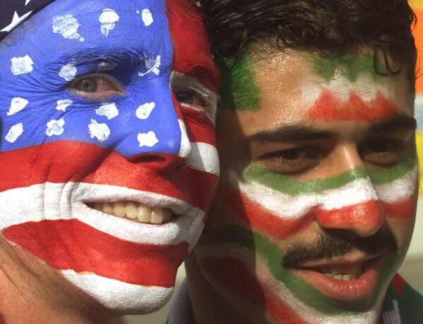 1998年世界杯小組賽，美國和伊朗的球迷在兩國比賽開始之前。 - 俄羅斯衛星通訊社