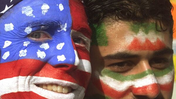 1998年世界杯小組賽，美國和伊朗的球迷在兩國比賽開始之前。 - 俄羅斯衛星通訊社