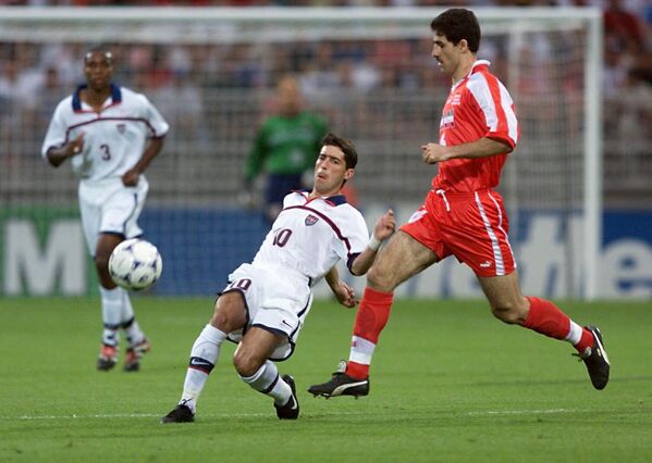 美国球员拉莫斯和伊朗球员巴盖里在1998年世界杯小组赛中。 - 俄罗斯卫星通讯社