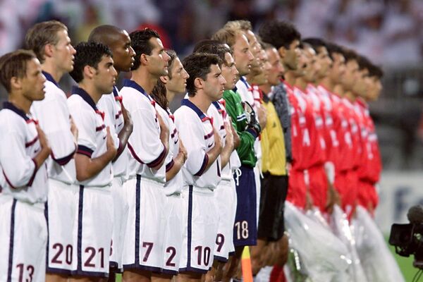 法國里昂熱爾蘭球場，美國和伊朗兩國球員在賽前奏國歌儀式上。 - 俄羅斯衛星通訊社