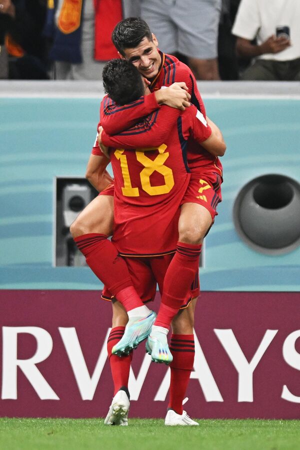 西班牙球員若爾迪·阿爾巴和阿爾瓦羅·莫拉塔(右)在與德國隊的小組賽中慶祝進球。 - 俄羅斯衛星通訊社