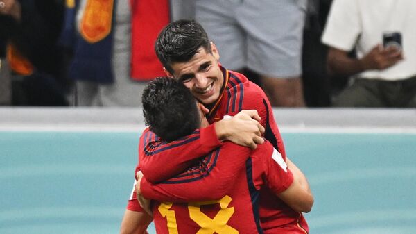 西班牙球员若尔迪·阿尔巴和阿尔瓦罗·莫拉塔(右)在与德国队的小组赛中为进球感到高兴 - 俄罗斯卫星通讯社