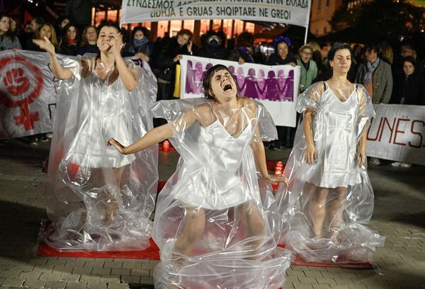 2022年11月25日，雅典市中心，为纪念国际消除对妇女暴力日，女性举行集会并表演。世界范围内关于被杀害妇女的数据显示，一半以上的受害者是被伴侣或其他亲属杀害的。 - 俄罗斯卫星通讯社