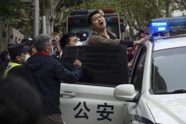 2022年11月27日，一名抗议者在中国上海的一条街道上抗议时被警察逮捕。政府周一放宽了部分地区的抗疫规定，但仍坚持病毒动态清零方针。 - 俄罗斯卫星通讯社